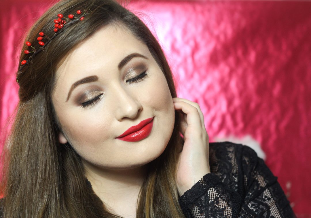 Christmas-Beauty-Look mit der the Balm-Familie